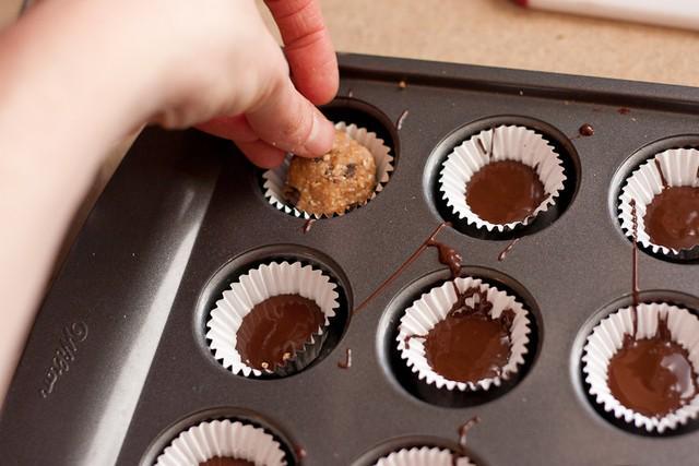 รูปภาพ:http://tastykitchen.com/wp-content/uploads/2013/02/Tasty-Kitchen-Blog-Dark-Chocolate-Cookie-Dough-Cups-13.jpg