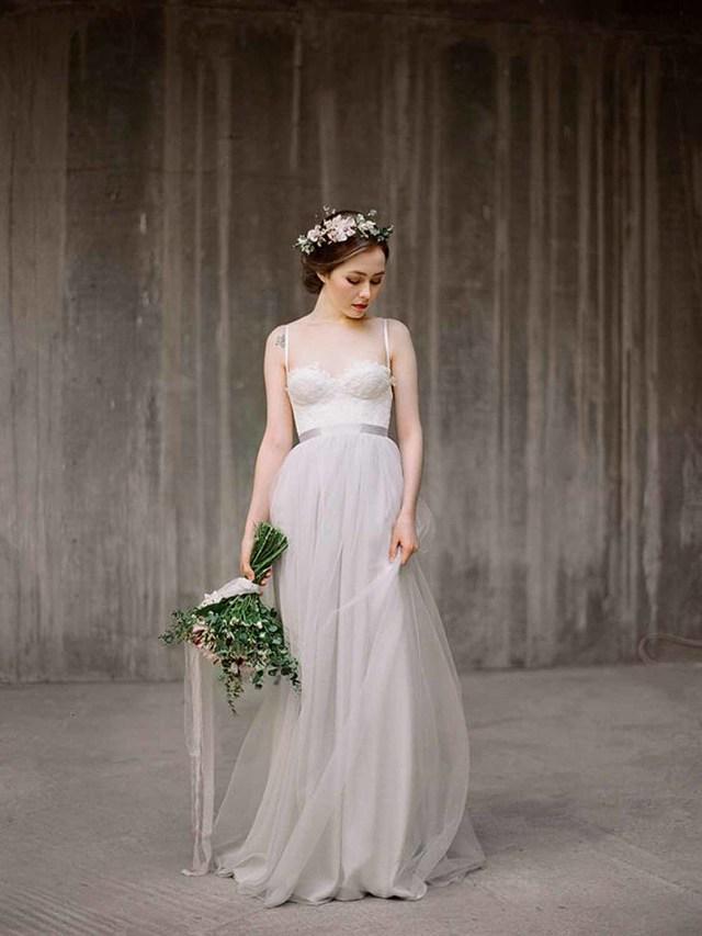 รูปภาพ:https://static1.squarespace.com/static/55033b35e4b03d6953e4334a/t/563412cae4b026a6bf1dc46c/1446253383808/romantic+grey+wedding+dress.JPG