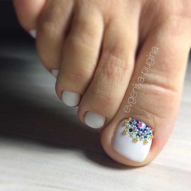 รูปภาพ:https://naildesignsjournal.com/wp-content/uploads/2017/08/new-nail-designs-toes-white-base-rhinestones.jpg