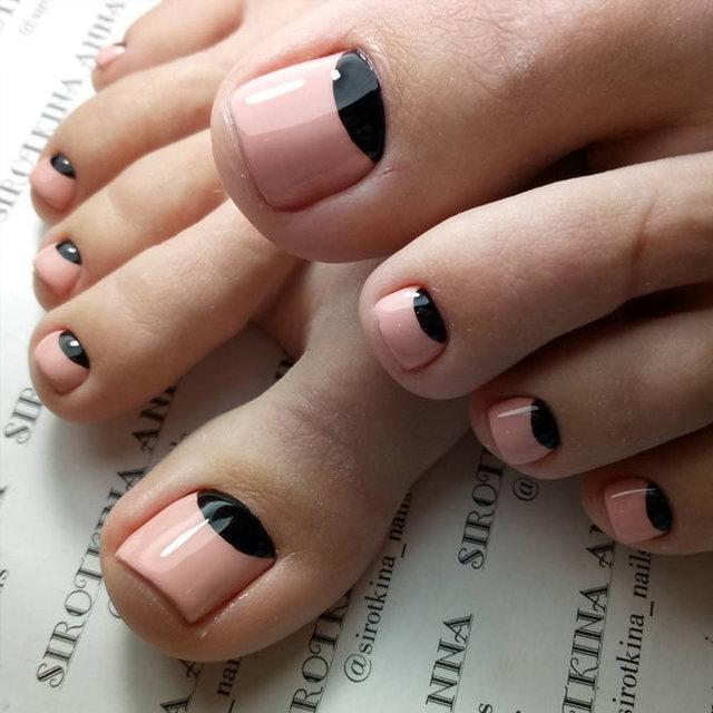 รูปภาพ:https://naildesignsjournal.com/wp-content/uploads/2017/08/new-nail-designs-toes-pink-nude-base-black-half-moon.jpg