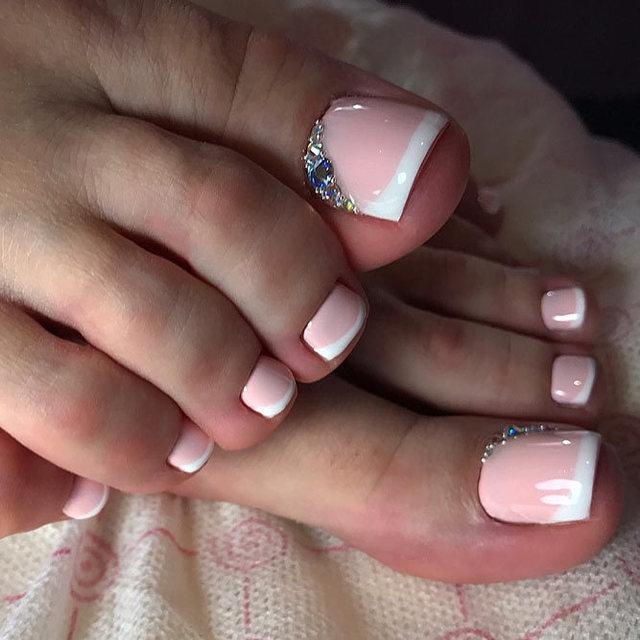 รูปภาพ:https://naildesignsjournal.com/wp-content/uploads/2017/08/new-nail-designs-toes-pink-base-white-tips-rhinestones.jpg