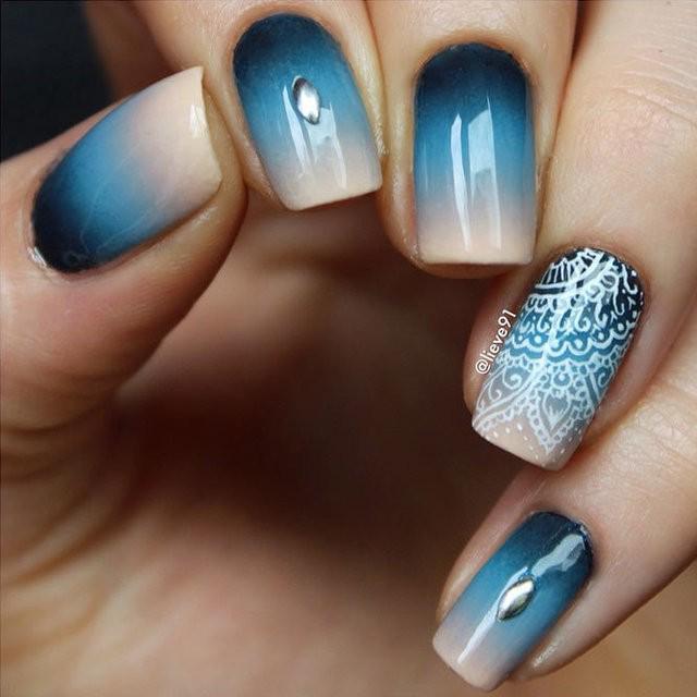 รูปภาพ:https://naildesignsjournal.com/wp-content/uploads/2017/05/best-nail-polish-colors-blue-ombre-hand-drawn-pattern.jpg