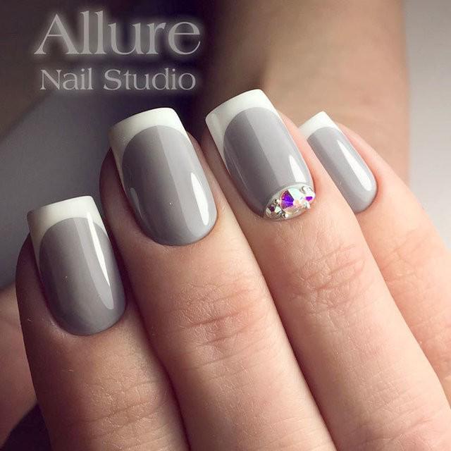 รูปภาพ:https://naildesignsjournal.com/wp-content/uploads/2017/05/best-nail-polish-colors-gray-mani-white-tips.jpg