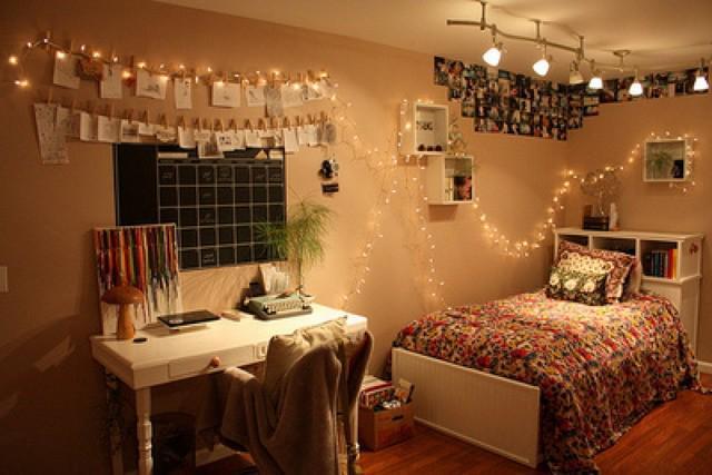 รูปภาพ:http://kinggeorgehomes.com/wp-content/uploads/2015/10/teenage-girl-bedroom-spaces-with-single-bed-and-hanging-twinkle-lights-decoration-ideas.jpg
