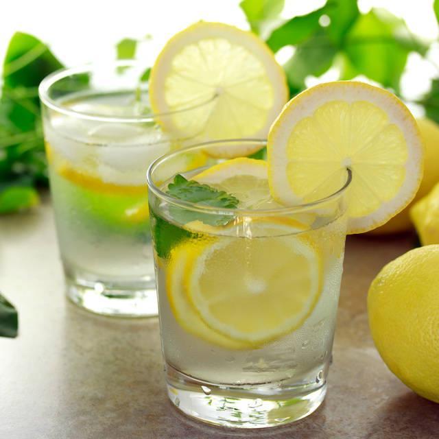 รูปภาพ:http://a3145z1.americdn.com/wp-content/uploads/2013/05/10-benefits-of-drinking-lemon-water11.jpg