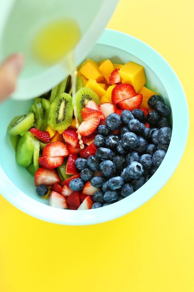 รูปภาพ:https://mbkr-minimalistbaker.netdna-ssl.com/wp-content/uploads/2015/07/AMAZING-Fruit-Salad-with-lime-juice-and-chili-powder-for-a-kick-of-heat-This-stuff-is-IRRESISTIBLE-vegan-glutenfree-recipe-fruit-healthy-side-salad-680x1020.jpg