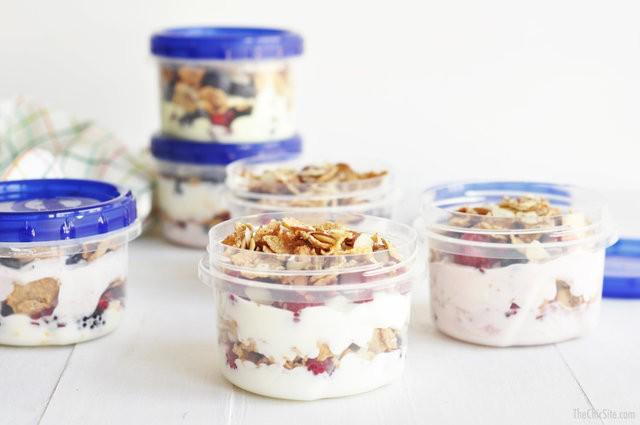 รูปภาพ:https://thechicsite.com/wp-content/uploads/2015/06/yogurt-and-cereal-with-fresh-fruit.jpg