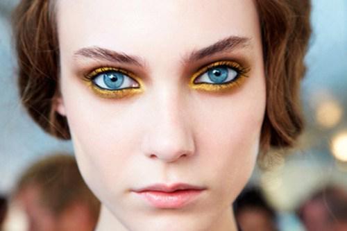 รูปภาพ:http://www.prettydesigns.com/wp-content/uploads/2016/06/how-to-apply-gold-eyeshadow-for-blue-eyes.jpg