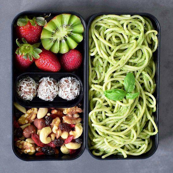 รูปภาพ:http://www.cuded.com/wp-content/uploads/2017/08/lunch-box-with-a-creamy-spinach-basil-pasta-strawberries-kiwi-bliss-balls-and-nuts..jpg