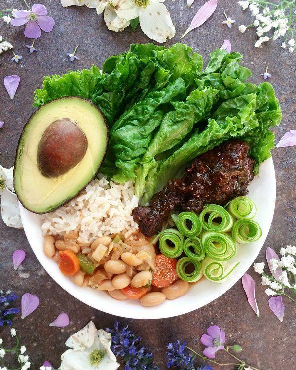 รูปภาพ:http://www.cuded.com/wp-content/uploads/2017/08/Trini-style-stewed-chicken-stewed-navy-beans-some-brown-rice-avocado-cucumber-rolls-and-greens.jpg