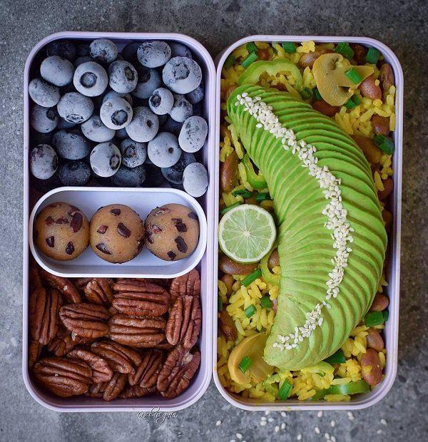 รูปภาพ:http://www.cuded.com/wp-content/uploads/2017/08/curry-rice-with-mixed-veggies-mushrooms-beans-peppers-chives-and-avocado-with-sesame-seeds-a-cute-lime..jpg