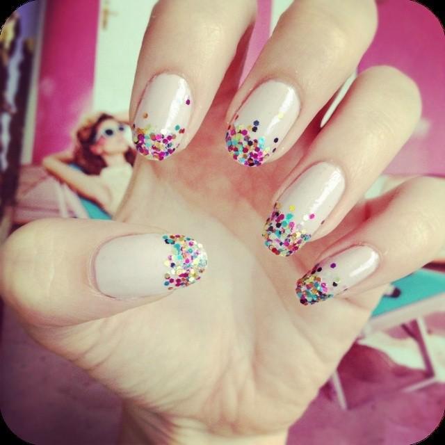 ภาพประกอบบทความ Glitter Tipped Mani วิธีแต่งแต้มเล็บกากเพชร สวยหรูดูแพงแบบไม่ต้องง้อช่าง 