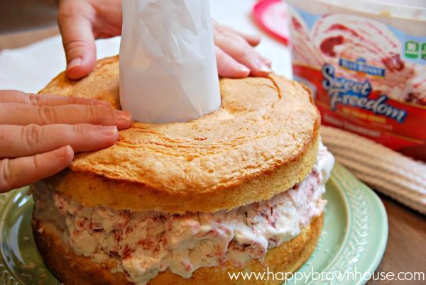 รูปภาพ:http://happybrownhouse.com/wp-content/uploads/2015/07/Making-Strawberry-Shortcake-Icing-Cake.jpg