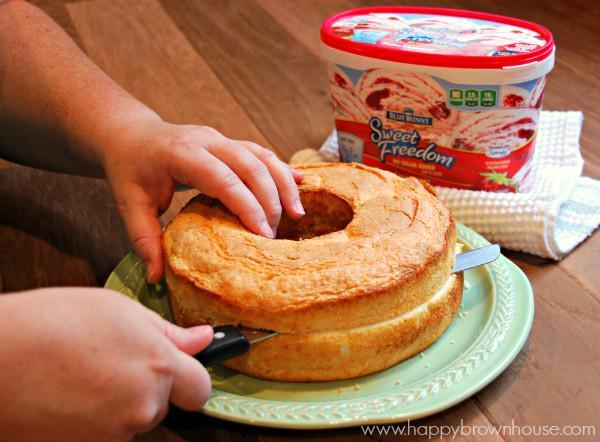 รูปภาพ:http://happybrownhouse.com/wp-content/uploads/2015/07/cutting-angel-food-cake-for-Strawberry-Shortcake-Ice-Cream-Cake.jpg