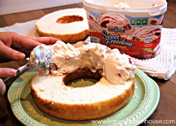 รูปภาพ:http://happybrownhouse.com/wp-content/uploads/2015/07/making-Strawberry-Shortcake-Ice-Cream-Cake.jpg