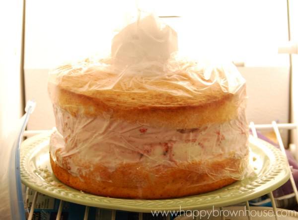 รูปภาพ:http://happybrownhouse.com/wp-content/uploads/2015/07/Strawberry-Shortcake-ice-cream-cake-in-the-freezer.jpg