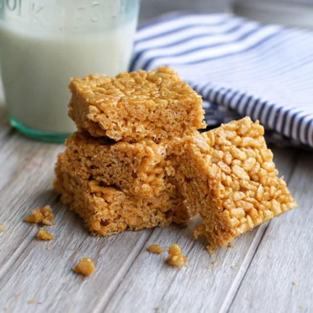 ภาพประกอบบทความ Peanut Butter Coconut Crispies สูตรขนมข้าวพองเนยถั่วหน้ามะพร้าวขูด หอมมัน กรอบอร่อย!