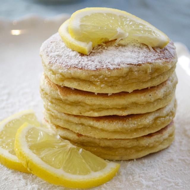 ภาพประกอบบทความ Lemon Pancakes แจกสูตร 'แพนเค้กเลมอน' ความฟินรสหวานอมเปรี้ยวที่สาวๆ ทุกคนควรลิ้มลอง
