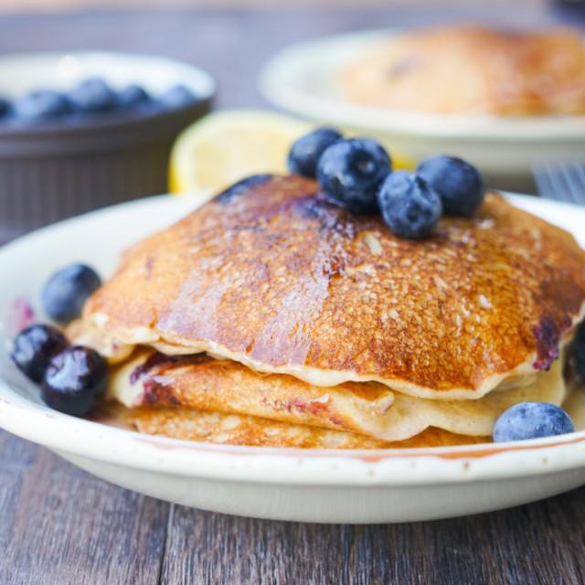 ภาพประกอบบทความ Lemon Blueberry Pancakes สูตรแพนเค้กเนื้อฟูนุ่ม หวานอมเปรี้ยวถึงใจ 
