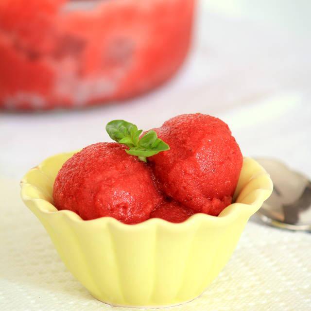 ภาพประกอบบทความ ทำ ไอศกรีม ง่ายๆ 'Strawberry Sorbet' ส่วนผสมแค่ 2 อย่าง