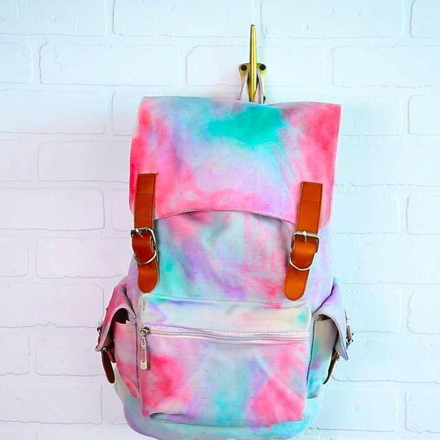ภาพประกอบบทความ DIY Rainbow Watercolor Backpack กระเป๋าเป้ลายสีน้ำแสนเก๋ไก๋ ทำเองได้ง่ายนิ๊ดเดียว