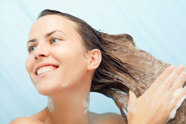 รูปภาพ:http://cdn.skim.gs/image/upload/v1456339059/msi/woman-shampooing-her-hair-in-shower_hpi2l9.jpg