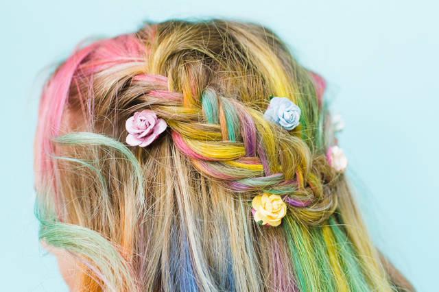 รูปภาพ:http://www.bespoke-bride.com/wp-content/uploads/2015/08/Rainbow-Hair-Unicorn-Pastel-style-chalk-GHD-festival-hair-ideas-fishtail-plait-crown-and-glory-Bespoke-Bride-tutorial-2-Copy.jpg