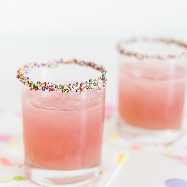 ภาพประกอบบทความ สูตร PINK SPRINKLE DRINK น้ำเลมอนเนดสีชมพู เครื่องดื่มแบ๊วๆ ที่น่าลองทำ