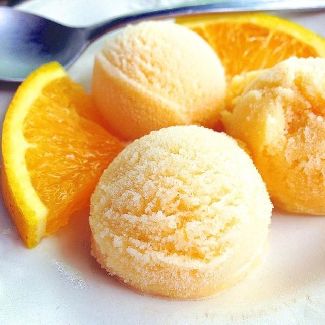 ตัวอย่าง ภาพหน้าปก:Creamy Vegan Orange Sorbet : ไอศกรีมซอร์เบทส้มฉบับไขมันต่ำ อร่อยง่ายๆ เปรี๊ยวซี๊ดสดชื่น🍊