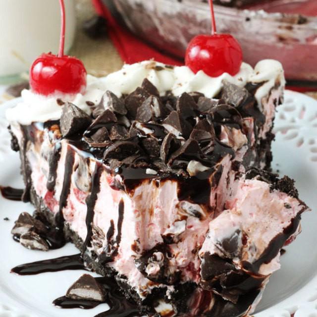 ตัวอย่าง ภาพหน้าปก:Cherry Chocolate Ice Cream Pie พายไอศกรีมช็อกโกแลตผสมเชอร์รี่ อร่อยละมุนลิ้นสุดๆ