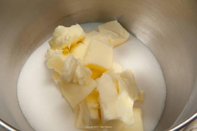 รูปภาพ:http://pastrieslikeapro.com/wp-content/uploads/2013/08/Butter-and-Sugar-in-bowl-1-of-1.jpg