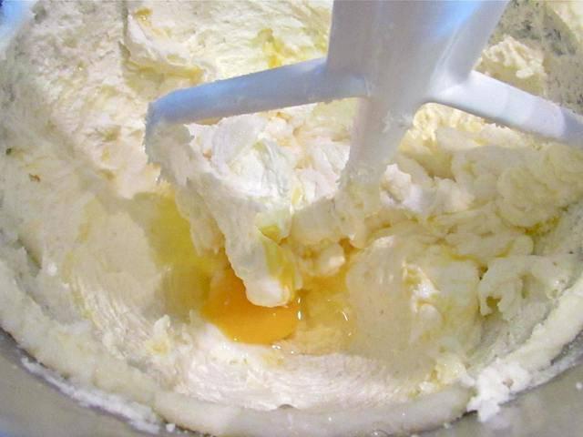 รูปภาพ:https://southbyse.files.wordpress.com/2013/02/cream-butter-sugar-add-eggs.jpg