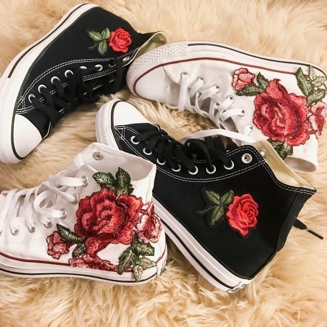 ภาพประกอบบทความ 'รองเท้าผ้าใบ Converse ลายดอกไม้' สวยสดใส น่ามีไว้ครอบครอง #จะหวานไปไหน