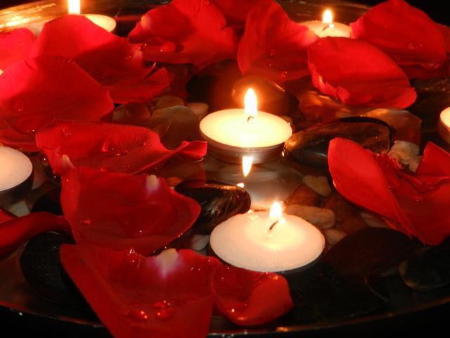 รูปภาพ:http://images.forwallpaper.com/files/images/c/c741/c741d90a/79928/rose-petals-candles.jpg