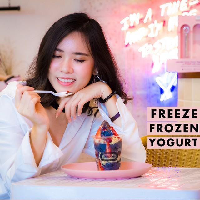 ภาพประกอบบทความ ชวน Sis มาแชะรูปแบบสาย ฝ. 📸 (ขอทะเล้นน่ารัก) กันที่ 🍦 Freeze Frozen Yogurt 🍦