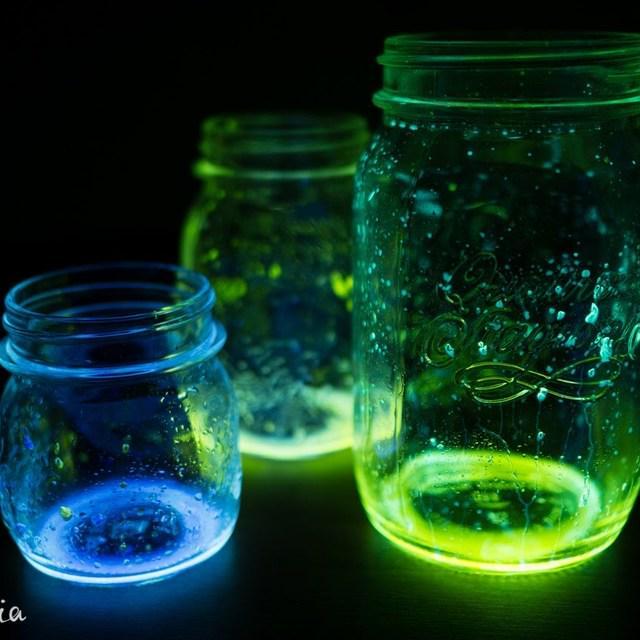 ภาพประกอบบทความ Glow in the Dark Mason Jars! ไอเดียทำ 'ขวดโหลเรืองแสง' สวยสะดุดตาแบบสบายกระเป๋า