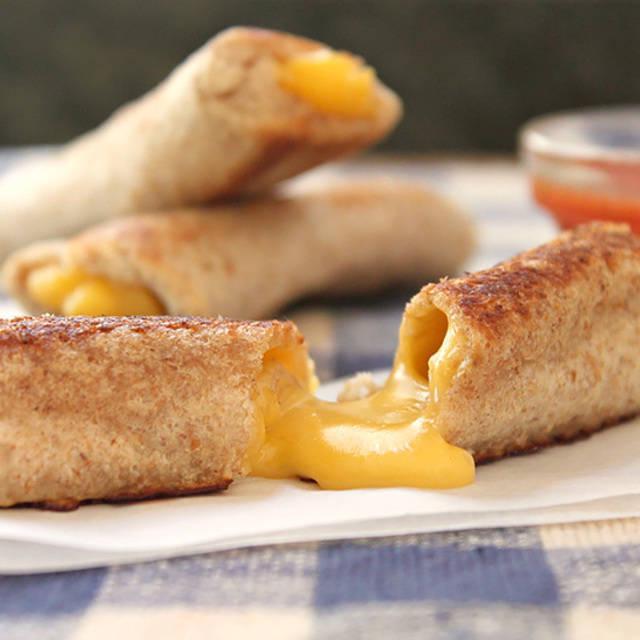 ตัวอย่าง ภาพหน้าปก:วิธีทำ 'Grilled Cheese Rolls' ขนมปังห่อชีสเยิ้มๆ ทอดกรอบ