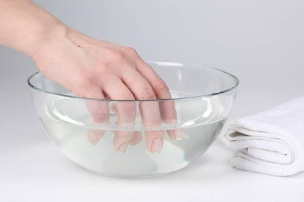 รูปภาพ:https://image.freepik.com/free-photo/care--fashion--manicure--bowl-of-water_3263619.jpg