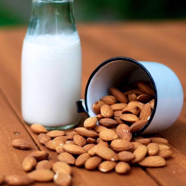 ตัวอย่าง ภาพหน้าปก:สูตร Almond  Milk เครื่องดื่มของคนรักสุขภาพ