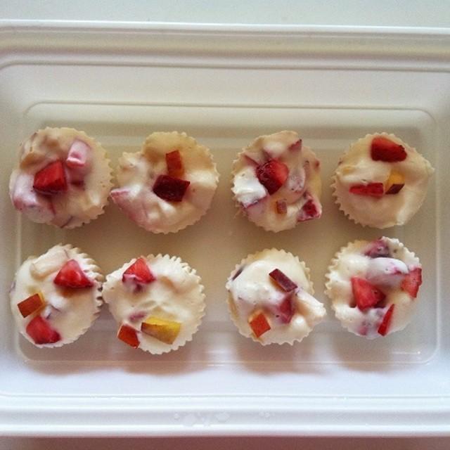 ภาพประกอบบทความ Mini Frozen Strawberry Peach Yogurt Cups เมนูขนมโยเกิร์ตฉบับไขมันต่ำ กินเท่าไหร่ก็ไม่อ้วน #ลืมเรื่องแคลแปป﻿