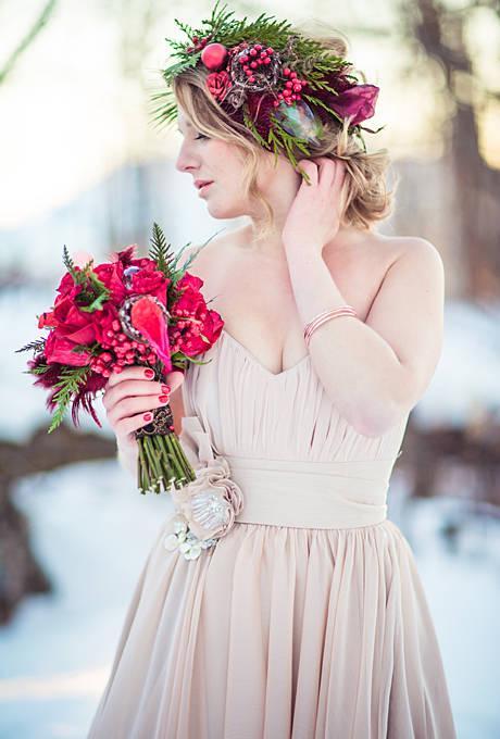 รูปภาพ:http://www.brides.com/images/2013_bridescom/Editorial_Images/08/flower-crowns-floral-crowns-wedding-hairstyle-ideas/Large/flower-crowns-floral-crowns-wedding-hairstyle-ideas-red-and-green-winter-flower-crown.jpg