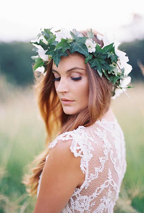 รูปภาพ:http://www.brides.com/images/2013_bridescom/Editorial_Images/08/flower-crowns-floral-crowns-wedding-hairstyle-ideas/Large/flower-crowns-floral-crowns-wedding-hairstyle-ideas-ivy-leaf-flower-crown-with-white-flowers.jpg
