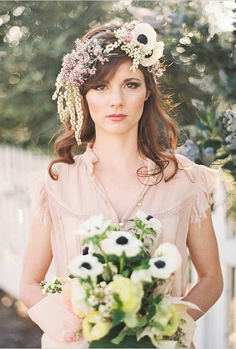 รูปภาพ:http://www.brides.com/images/2013_bridescom/Editorial_Images/08/flower-crowns-floral-crowns-wedding-hairstyle-ideas/Large/flower-crowns-floral-crowns-wedding-hairstyle-ideas-black-and-white-anemone-flower-crown.jpg