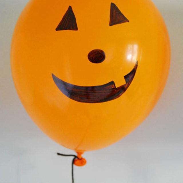ภาพประกอบบทความ งานประดิษฐ์ 'ลูกโป่งหน้าผี ติดผนัง' Permanent Marker Balloon Pumpkins ต้อนรับวันฮัลโลวีน!