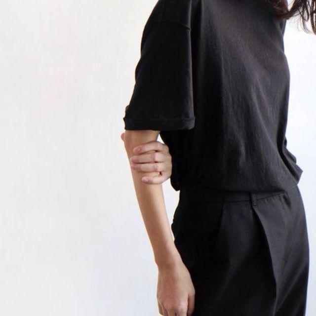 ตัวอย่าง ภาพหน้าปก:ไอเดียการมิกซ์แอนด์แมทช์เสื้อผ้าโทนสีดำ 'All black style' แบบสายฝ. สวย ดูดี 