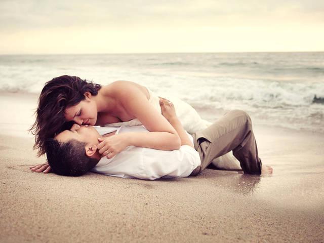 รูปภาพ:http://javra.eu/wp-content/uploads/2013/06/love-couple-hug-and-kiss-wallpaper.jpg