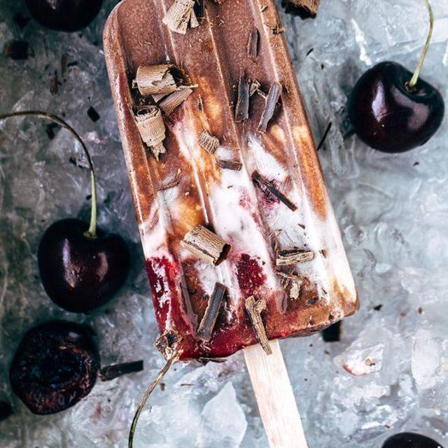 ภาพประกอบบทความ ชวนทำ Black Forest Popsicles เปลี่ยนเค้กแบล็คฟอเรสต์มาเป็นไอติมแท่งรสเข้ม!!