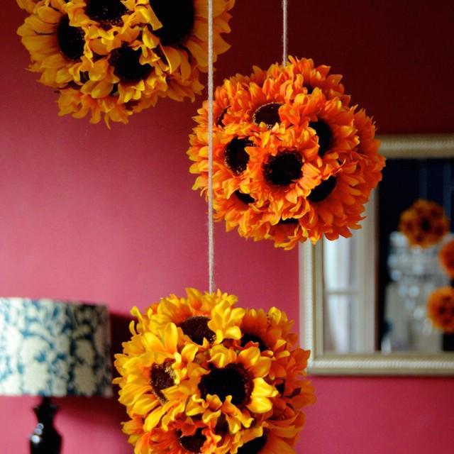 ภาพประกอบบทความ DIY 'ลูกบอลดอกไม้' แขวนสวยๆ ในห้องแบบง่ายๆ ประหยัดด้วย