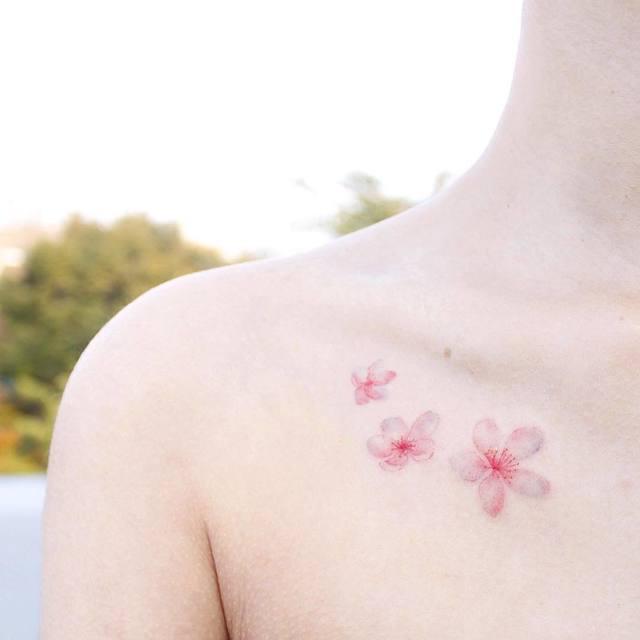 ภาพประกอบบทความ เติมความหวาน กับไอเดียรอยสักเล็กๆ Tiny tattoo หวานซ่อนเปรี้ยวเหมาะกับสาวสวยทุกคน 