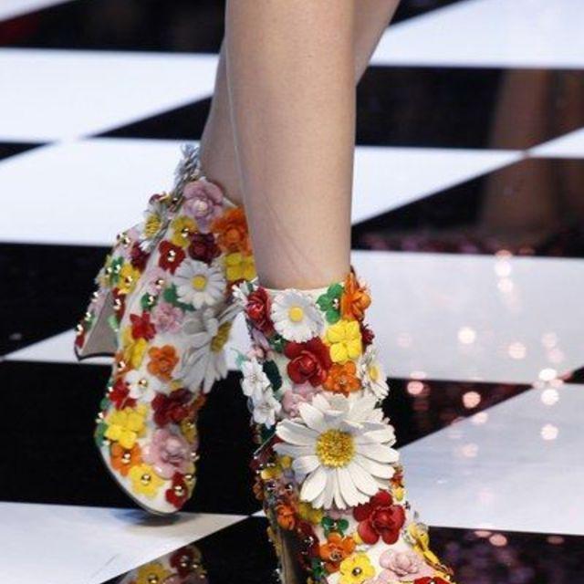 ตัวอย่าง ภาพหน้าปก:ทั้งหวานทั้งหรู รวมแฟชั่น 'รองเท้าติดดอกไม้' สุดน่ารัก สวยไฮโซแบบคุณหนูมาเอง